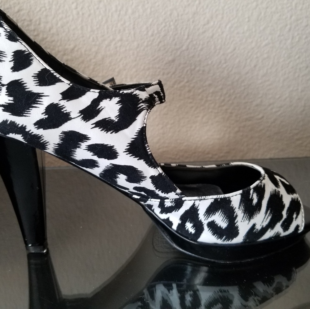 🐆GNW animal print high heels 🐾 (Firm on price) - Picture 2 of 5